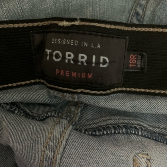 TORRID SKY HIGH SKINNY PREMIUM STRETCH MEDIUM WASH - Picture 4 of 5